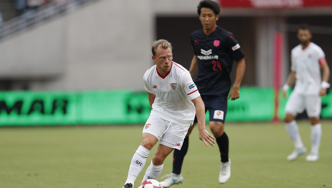 Krohn-Dehli en un partido con el Sevilla FC 