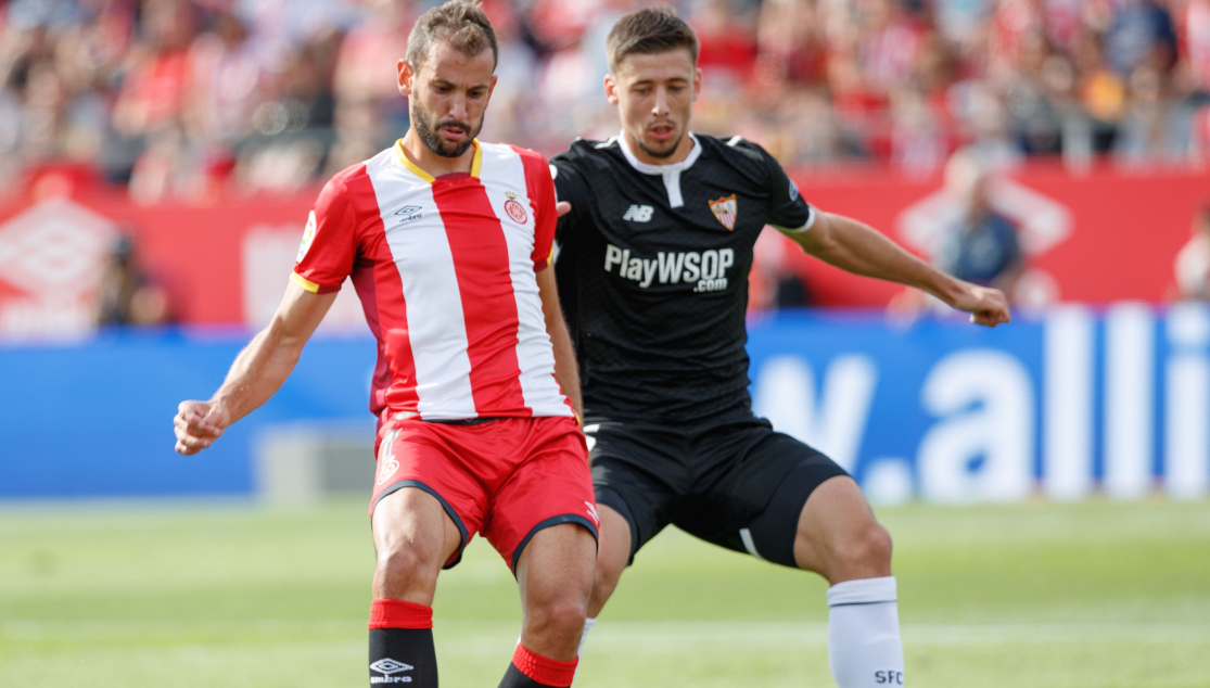 Lenglet en una acción ante el Girona CF