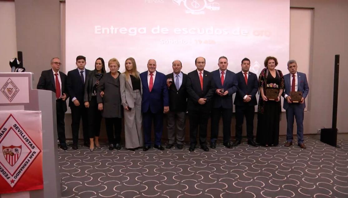 Fotografía de familia de la entrega de los escudos de oro de la Federación de Peñas