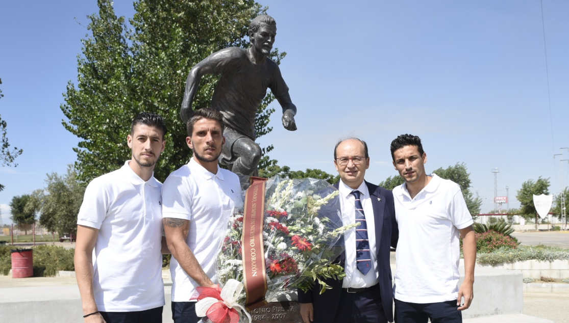 Ofrenda floral en la estatua de Antonio Puerta