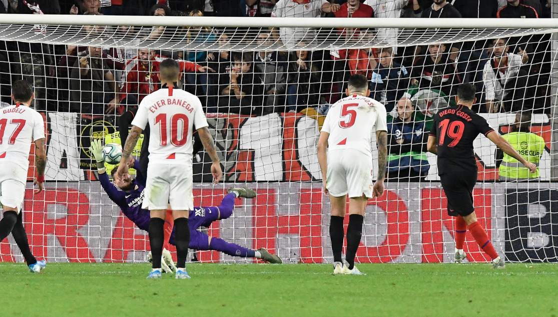 Vaclík del Sevilla FC ante el Atlético