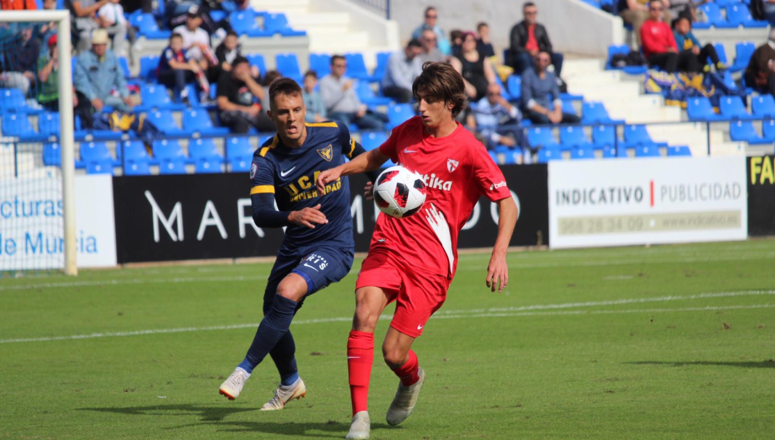 Bryan disputa el balón