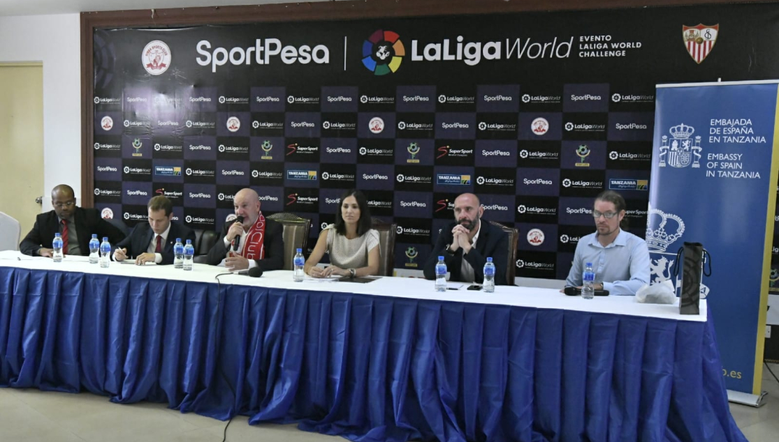 Monchi en una conferencia en Tanzania 