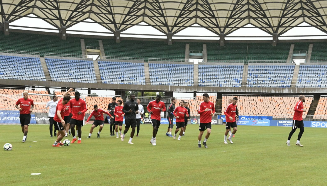 Entrenamiento del Sevilla FC en el Estadio Nacional de Tanzania 