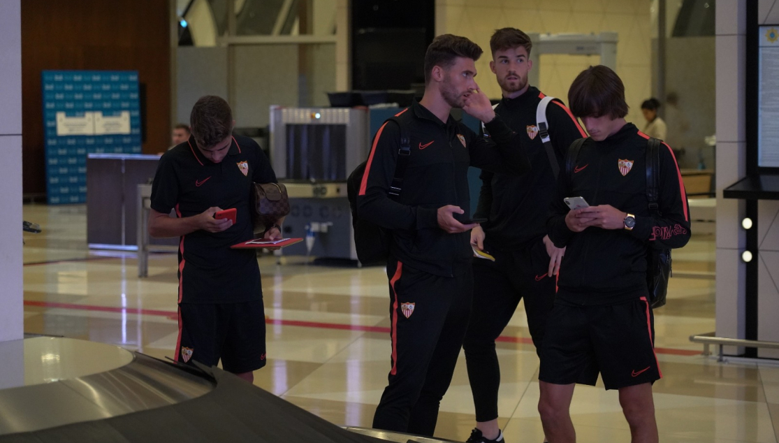 Varios jugadores en el aeropuerto de Bakú