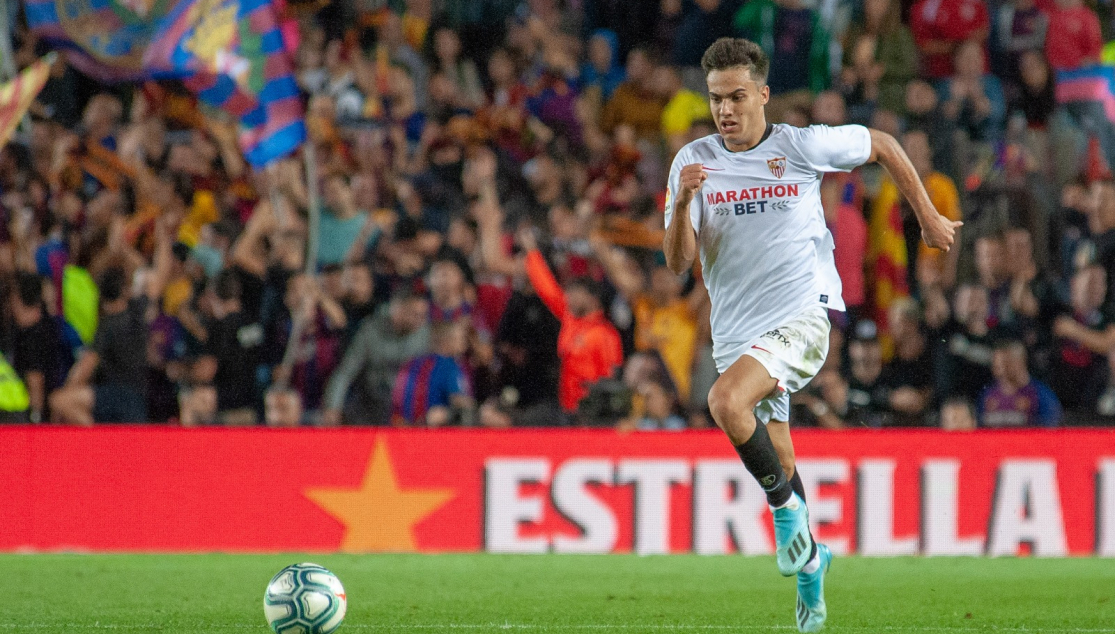 Reguilón en un partido con el Sevilla FC