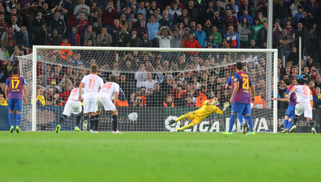 Javi Varas deteniéndole un penalti a Leo Messi 