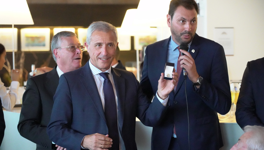 Pablo Blanco recibió la insignia de oro de la Peña Sevillista Macarena 