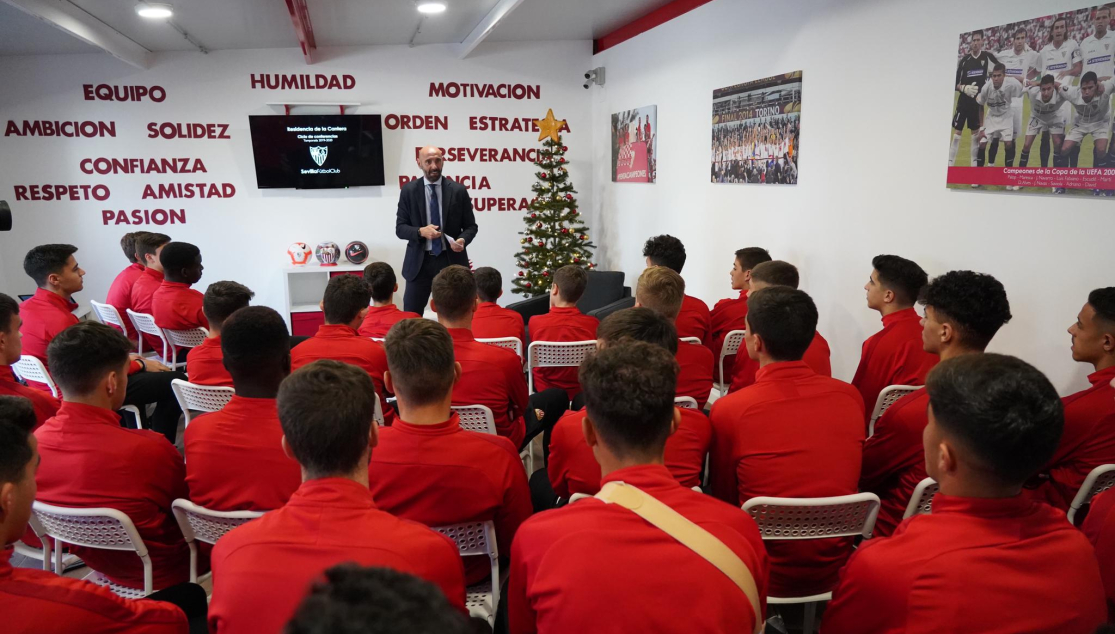 Monchi con los canteranos de la residencia del Sevilla FC