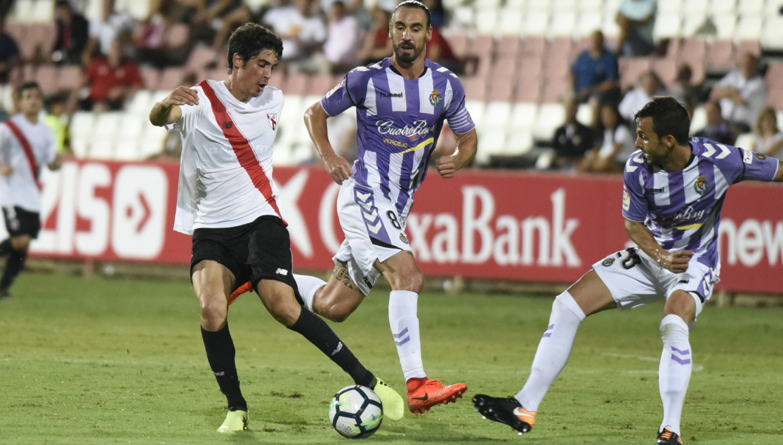 Carlos Fernández disputa un balón ante el Valladolid