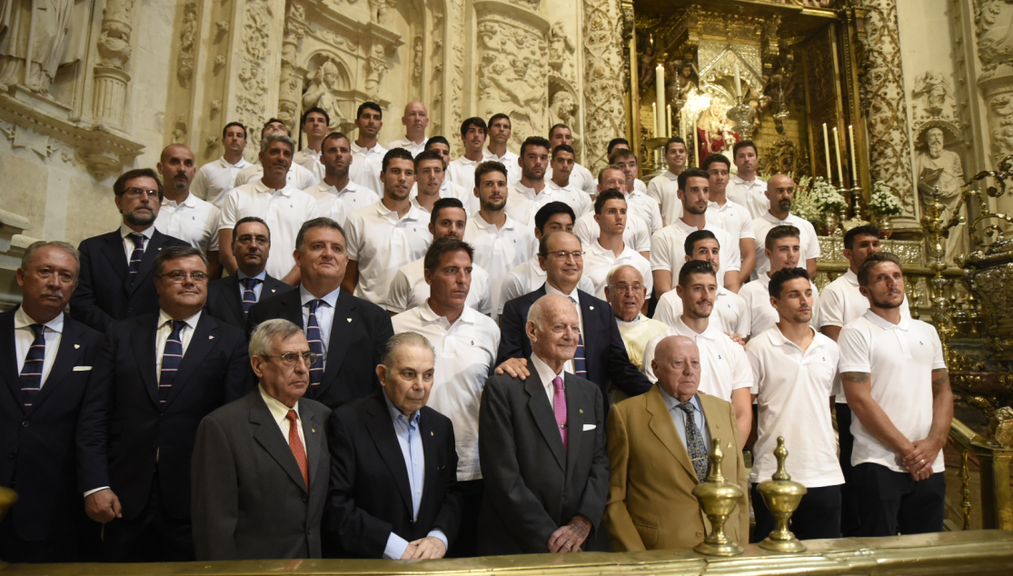 Ofrenda del Sevilla FC a la Virgen de los Reyes