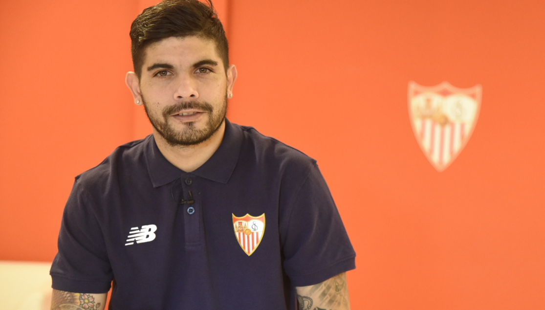 Ever Banega junto al escudo del Sevilla FC