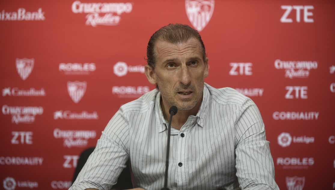 Óscar Arias en la rueda de prensa de presentación de Banega y Pizarro