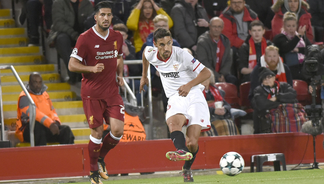 Jesús Navas en una acción ante el Liverpool CF