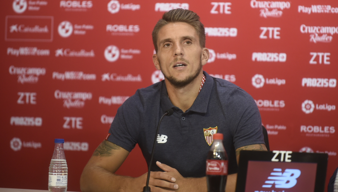 Carriço del Sevilla FC atiende a los medios