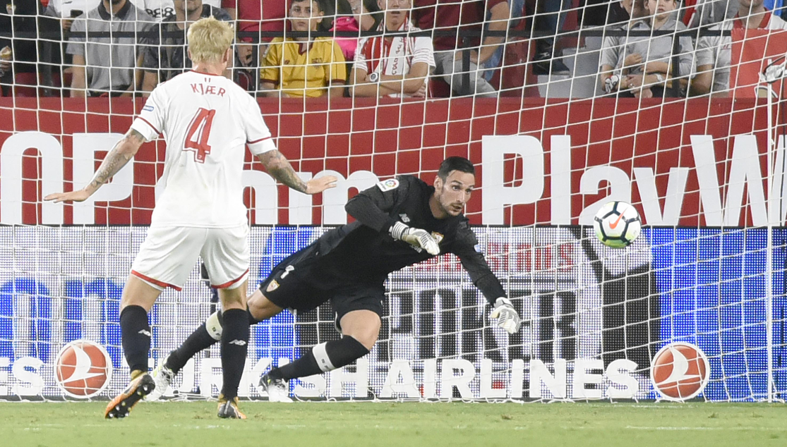 Kjaer y Sergio Rico del Sevilla FC