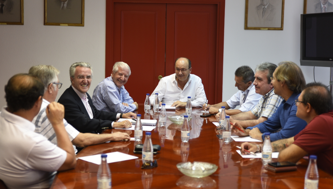 La reunión fue en la sala de consejo