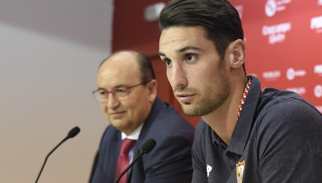 Sergio Rico atiende a los medios