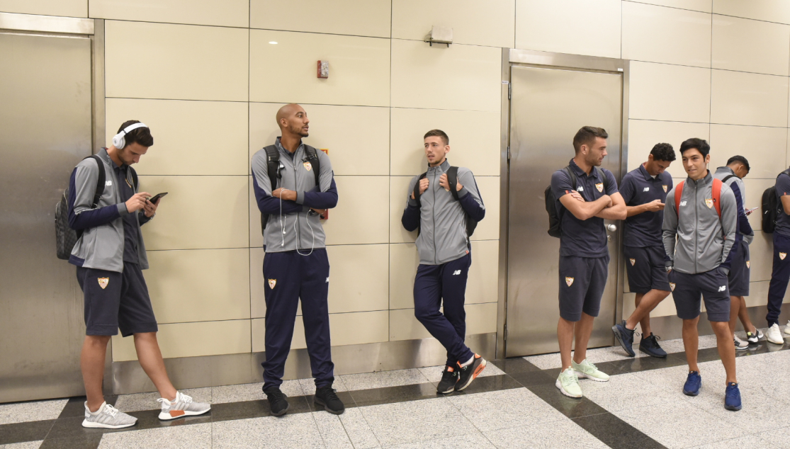 El Sevilla FC en la terminal del aeropuerto Ataturk