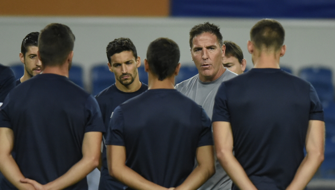 Eduardo Berizzo da una charla a sus jugadores