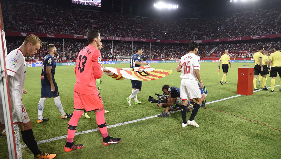 Jesús Navas y Javi López saltan al campo con la bandera de Barcelona