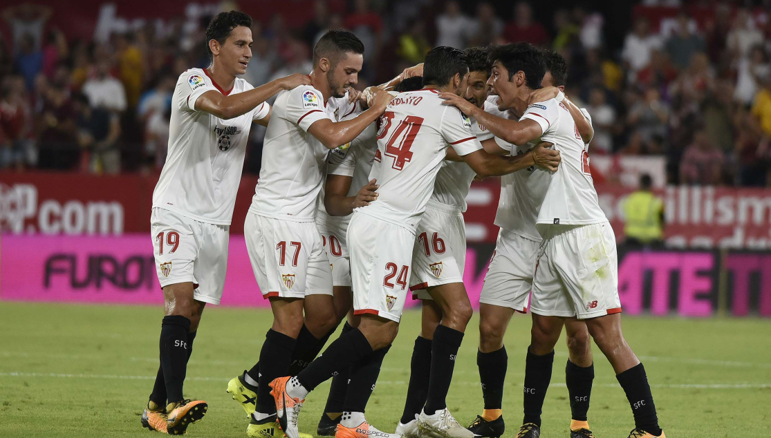 Los sevillistas celebran un gol