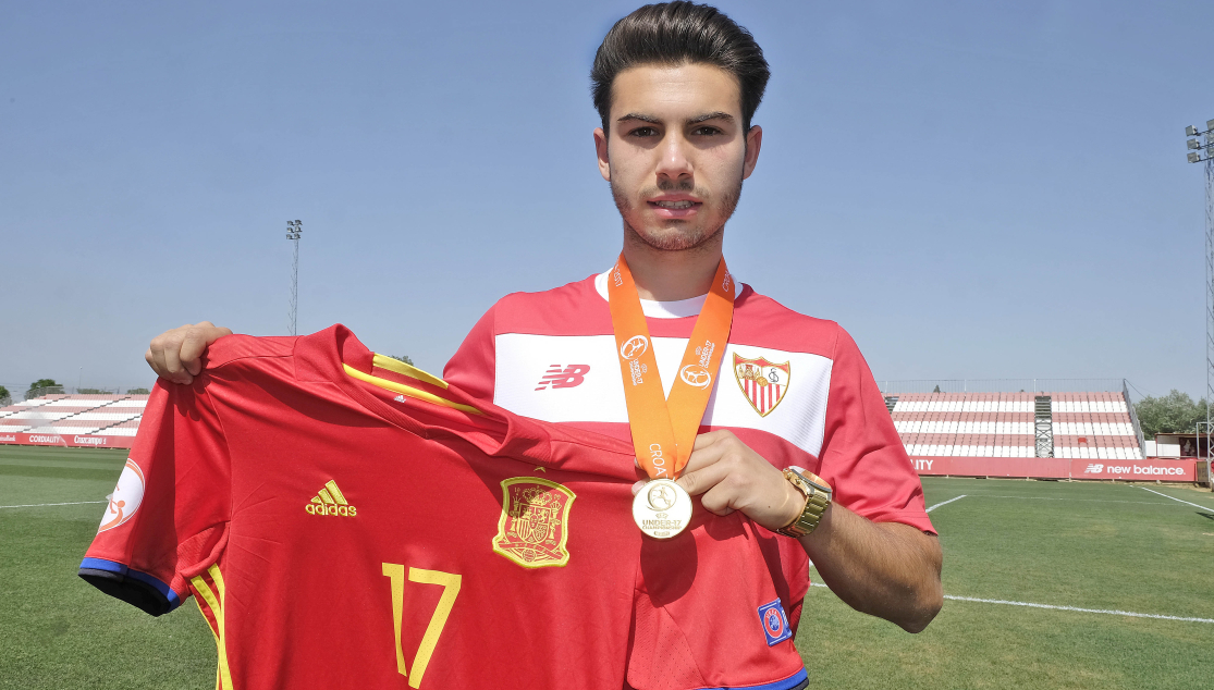 Lara del Sevilla FC con la medalla de campeón de Europa