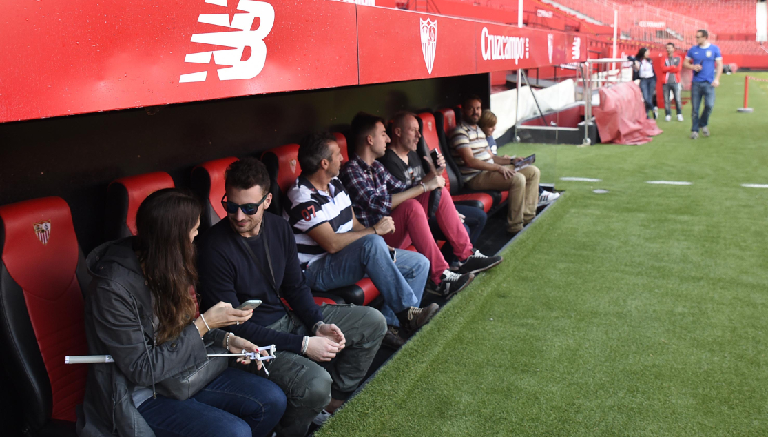 Aficionados realizando el Tour por el Estadio