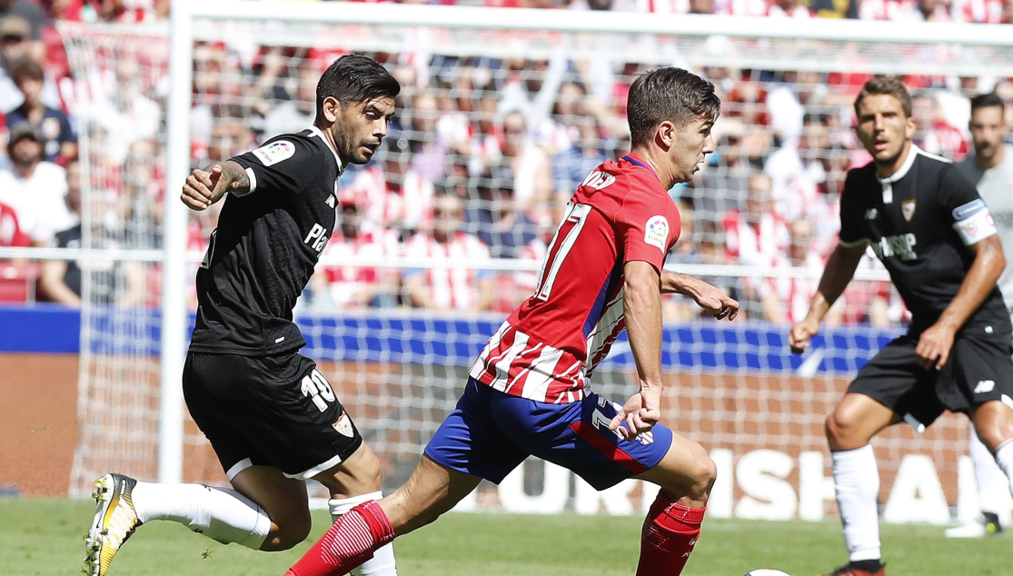 Carriço observa una acción ante el Atlético de Madrid