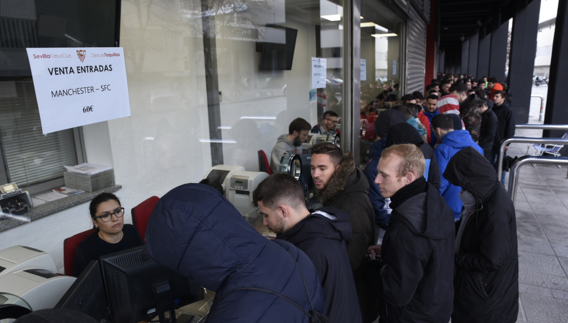 Cola en la compra de entradas para acompañar al Sevilla FC en Manchester