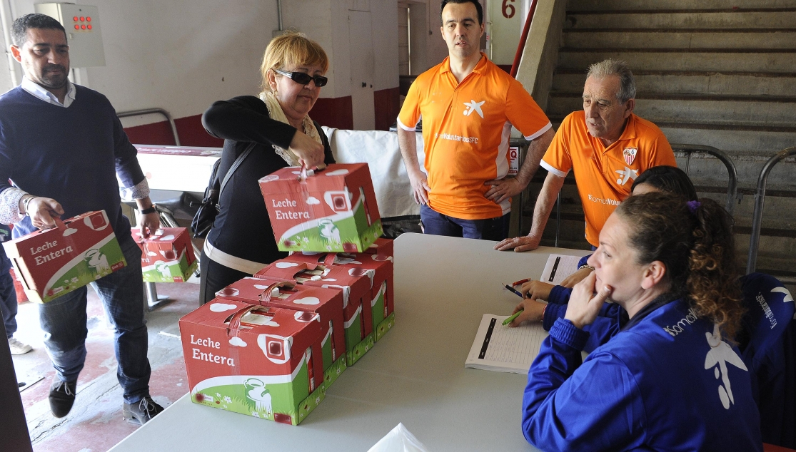 Recogida de leche para el Banco de Alimentos de la Fundación del Sevilla FC