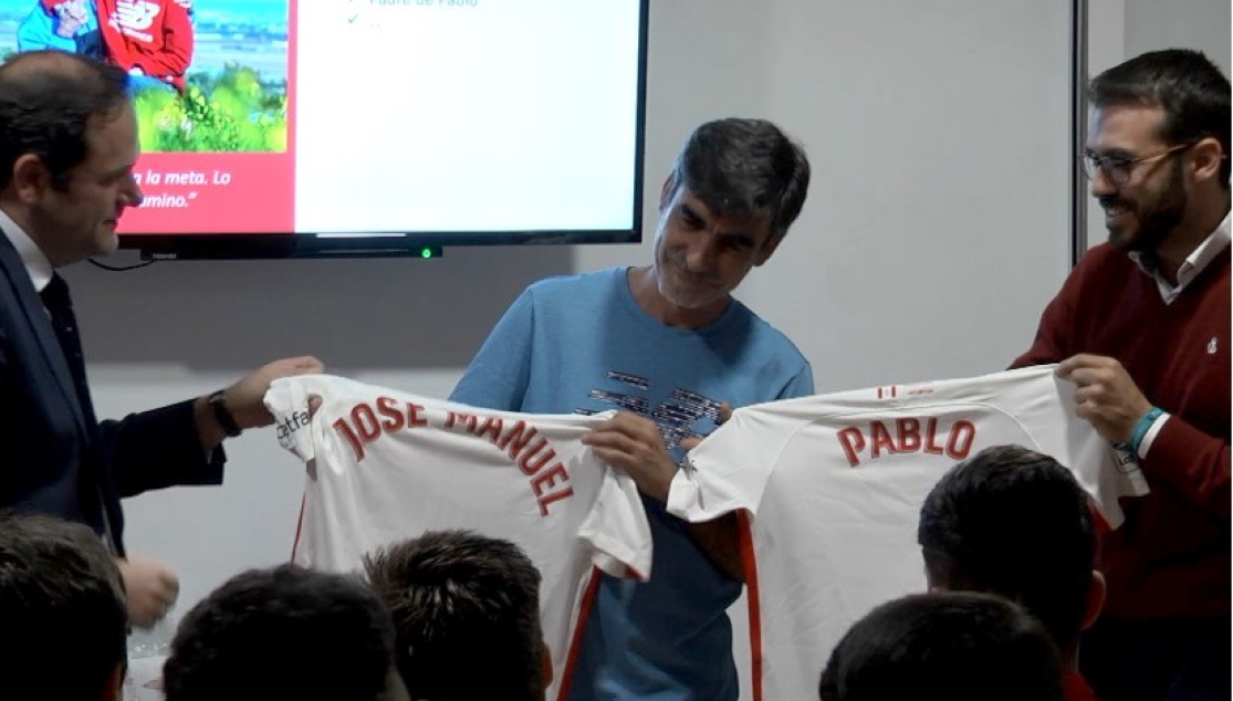 José Manuel Roás en una conferencia con jugadores de la cantera