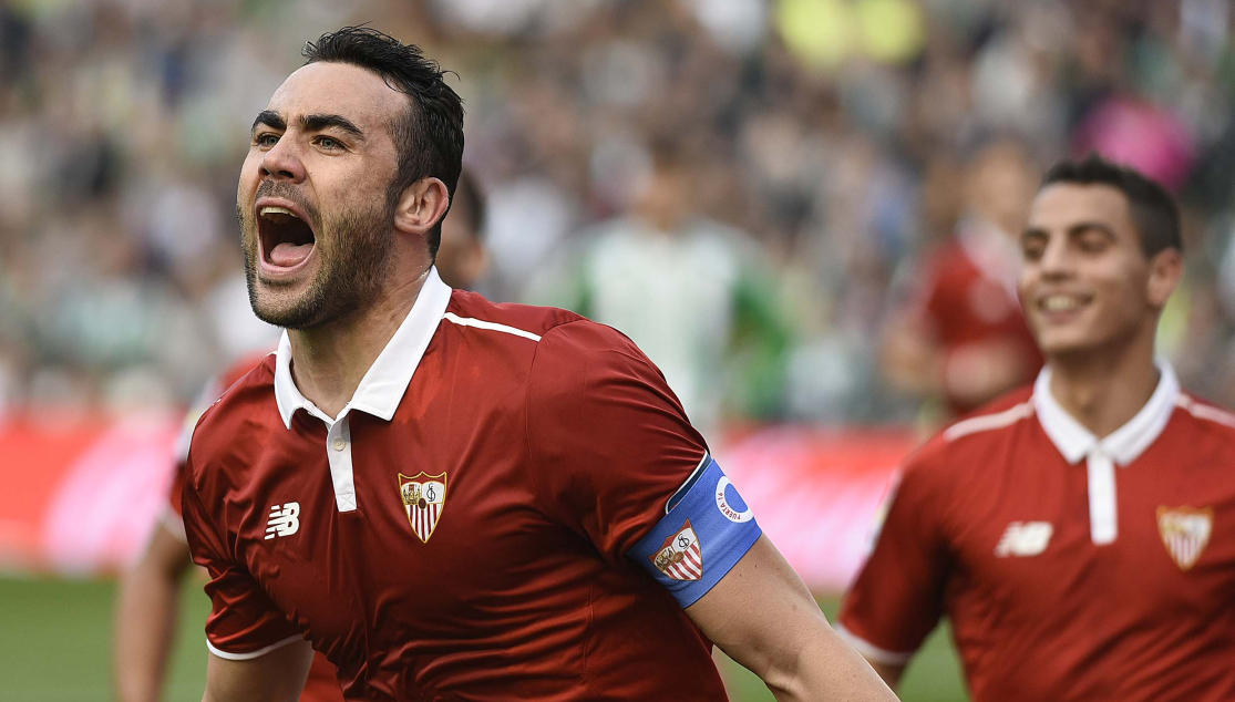 Vicente Iborra celebra un gol con el Sevilla FC