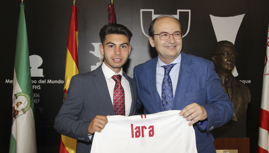 El juvenil sevillista Lara junto al presidente José Castro