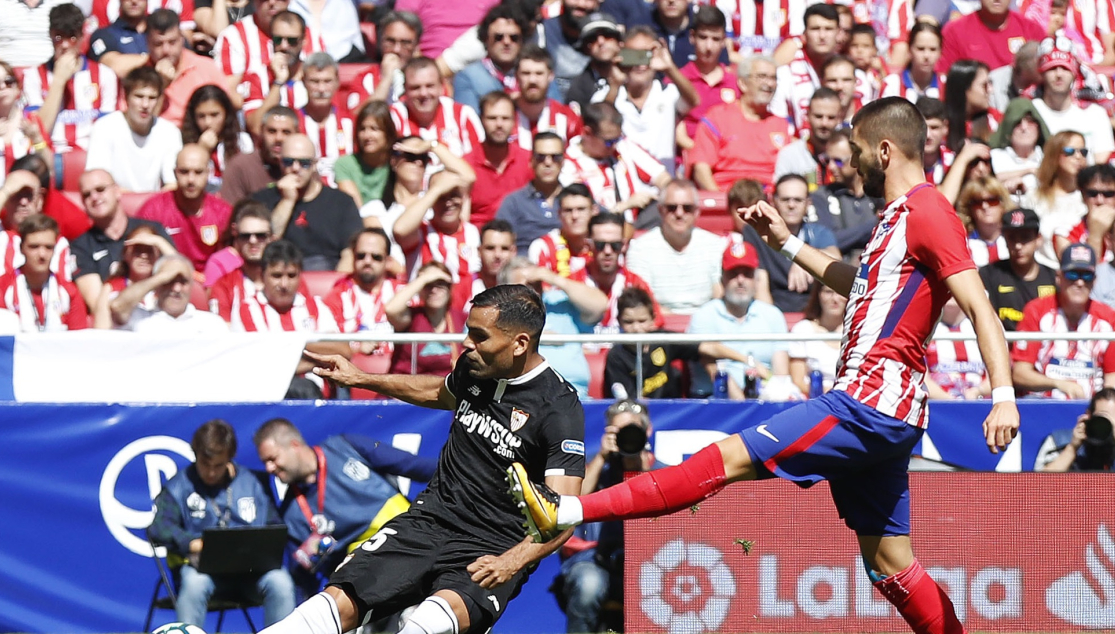 Mercado en una acción ante el Atlético de Madrid