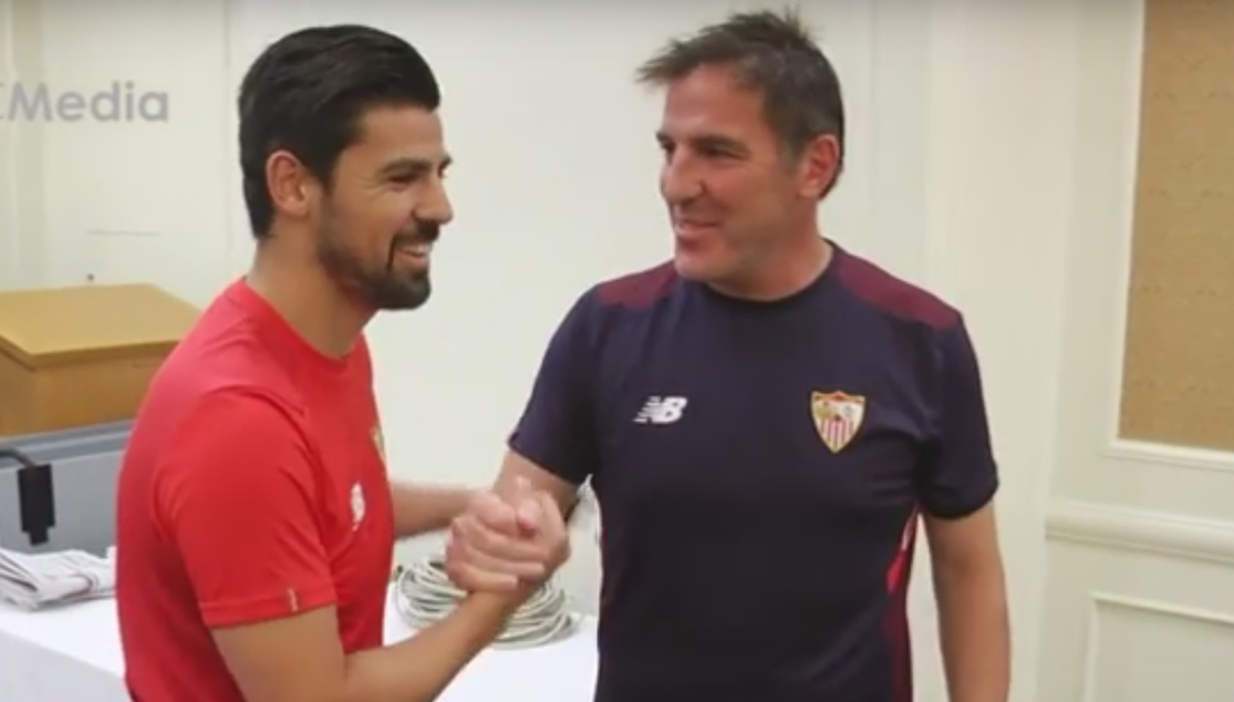 Nolito saluda a Berizzo a su llegada al hotel