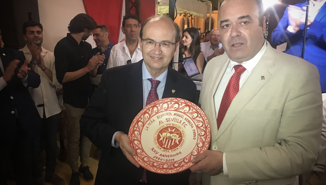 José Castro junto al presidente de la PS de Lora del Río