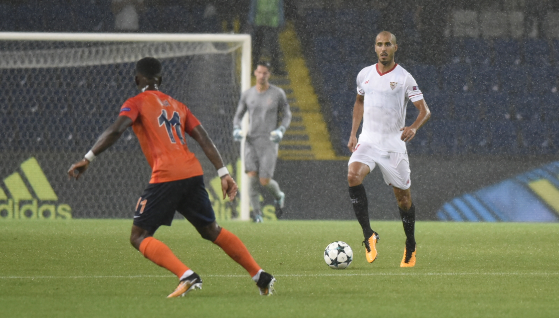 Pizarro avanza con el balón 