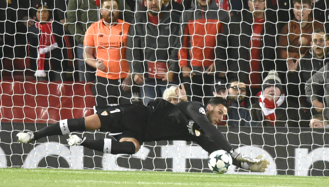 Parada de Sergio Rico en Anfield