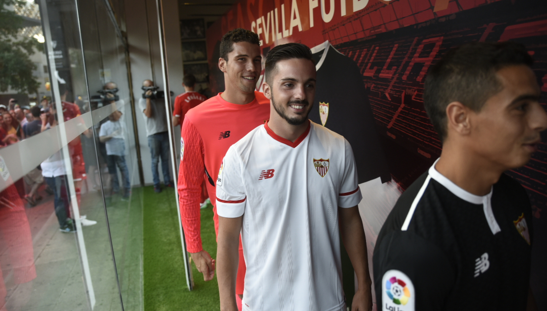 Sarabia en la presentación de las nuevas camisetas