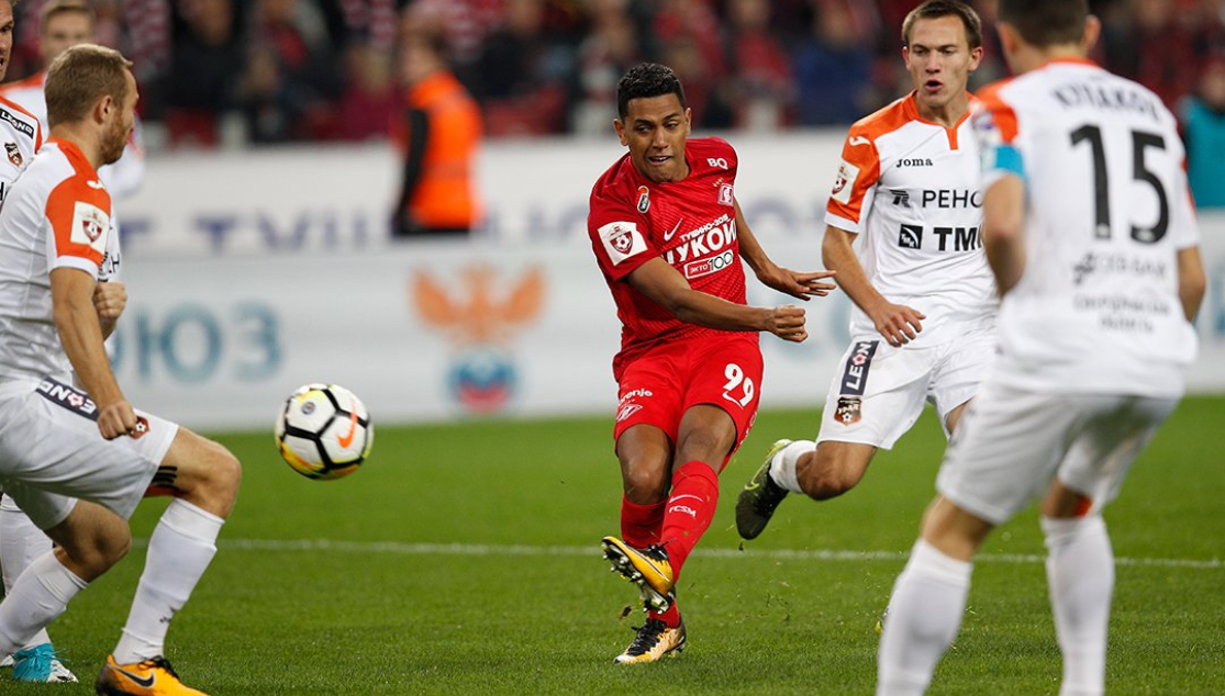 Pedro Rocha del Spartak de Moscú ante el Ural