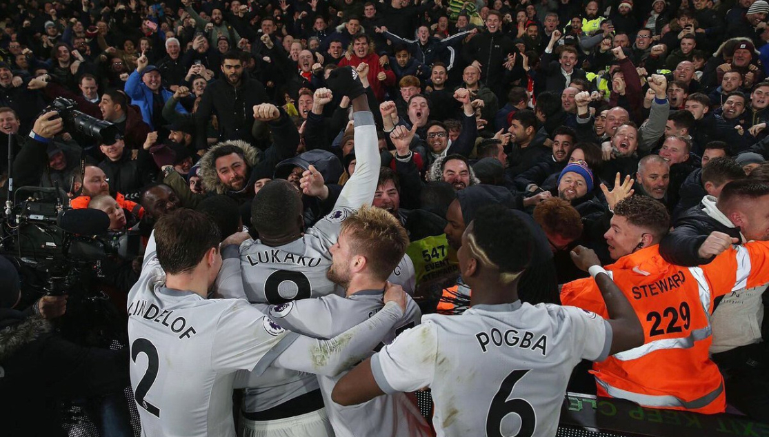 Los jugadores del Manchester United celebran un gol