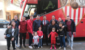 El presidente del Sevilla FC con los miembros de la PS Antonio Puerta de San Sebastián.