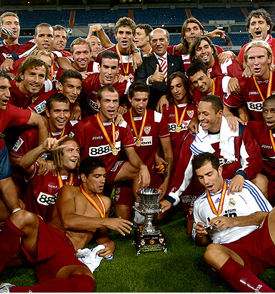 庆祝西班牙超级杯的塞维利亚足球俱乐部球员