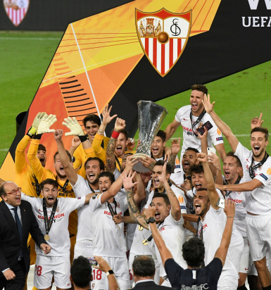 Игроки "Севильи" празднуют Кубок УЕФА