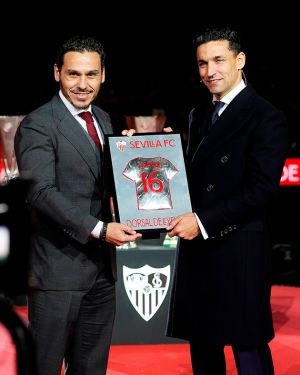 Jesús Navas recibiendo el galardón Dorsal de Leyenda