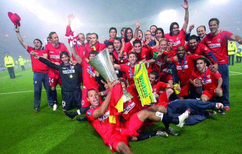 Jugadores celebran Copa UEFA 2007