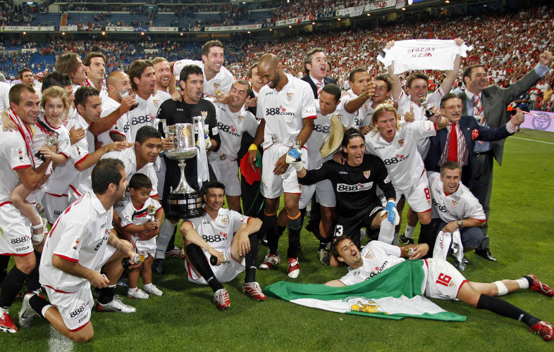 Los ganadores de la Copa del Rey lo celebran al final del encuentro Jugadores celebran la Copa del Rey 2007