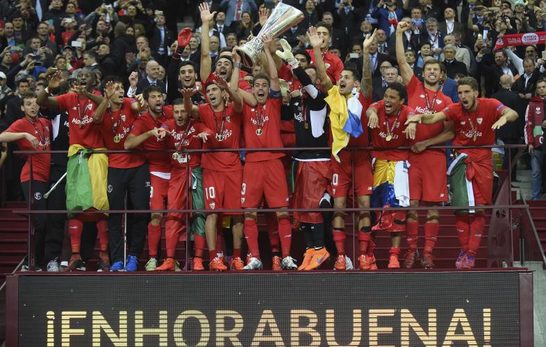 Jugadores celebran Copa UEFA 2015