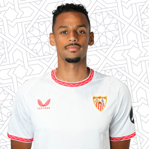 Djibril Sow posando con la camiseta del Sevilla FC